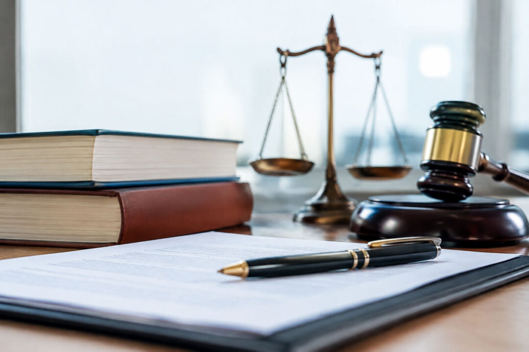 Real Decreto 724/2020 traductor jurado: profesional sellando una traducción oficial en su escritorio