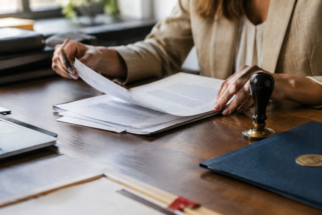 Traductor revisando sello y firma según requisitos traducción jurada oficiales